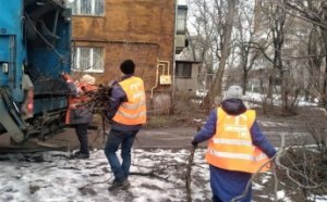 Коммунальщики проводят комплексную уборку дворов, ликвидируют стихийные свалки и моют остановки (фото)