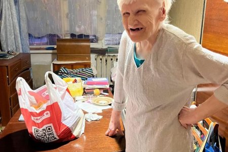 Это Одесса и здесь своих не бросают: волонтеры развозят пожилым людям продукты и медикаменты (фото)