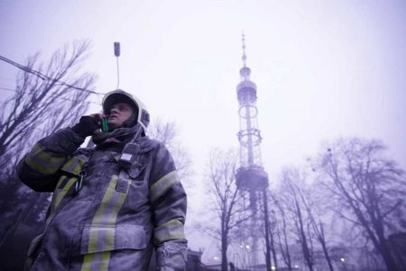 В Киеве российские войска попали в телевышку: некоторые телеканалы могут не работать (фото)
