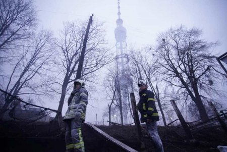 В Киеве российские войска попали в телевышку: некоторые телеканалы могут не работать (фото)