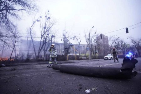 В Киеве российские войска попали в телевышку: некоторые телеканалы могут не работать (фото)