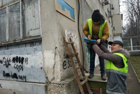 Одесситы раскупили национальные флаги и ткань, чтобы шить знамена, а коммунальщики помогают расписывать дома украинской символикой (фото) 