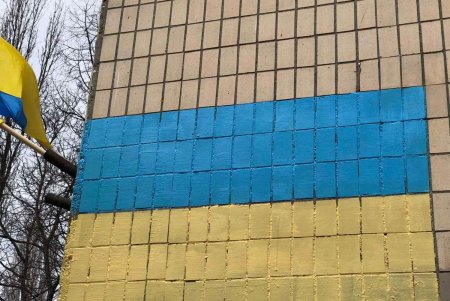 Одесситы раскупили национальные флаги и ткань, чтобы шить знамена, а коммунальщики помогают расписывать дома украинской символикой (фото) 