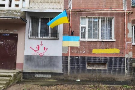 Одесситы раскупили национальные флаги и ткань, чтобы шить знамена, а коммунальщики помогают расписывать дома украинской символикой (фото) 