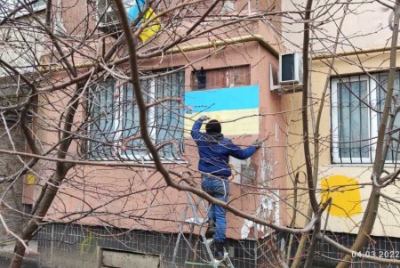 Одесситы раскупили национальные флаги и ткань, чтобы шить знамена, а коммунальщики помогают расписывать дома украинской символикой (фото) 