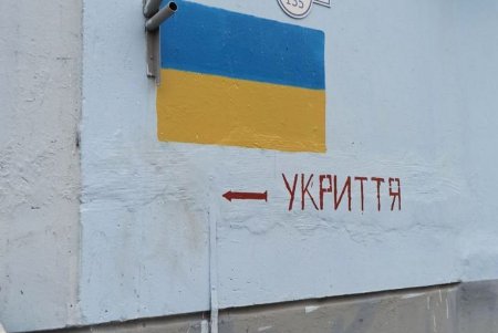 Одесситы раскупили национальные флаги и ткань, чтобы шить знамена, а коммунальщики помогают расписывать дома украинской символикой (фото) 