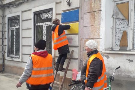 Одесситы раскупили национальные флаги и ткань, чтобы шить знамена, а коммунальщики помогают расписывать дома украинской символикой (фото) 