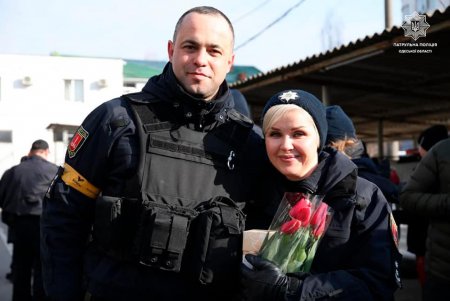 Сотрудники Одесской патрульной полиции поздравили всех женщин страны с праздником весны (фото)