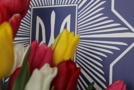 Сотрудники Одесской патрульной полиции поздравили всех женщин страны с праздником весны (фото)