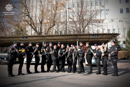 Сотрудники Одесской патрульной полиции поздравили всех женщин страны с праздником весны (фото)