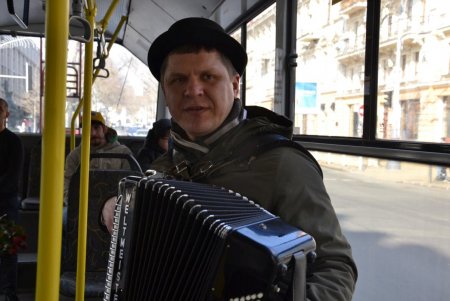 С музыкой и цветами: одесситок поздравили с 8 марта в вагонах троллейбусов №9 и 10 (видео)