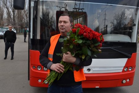 С музыкой и цветами: одесситок поздравили с 8 марта в вагонах троллейбусов №9 и 10 (видео)