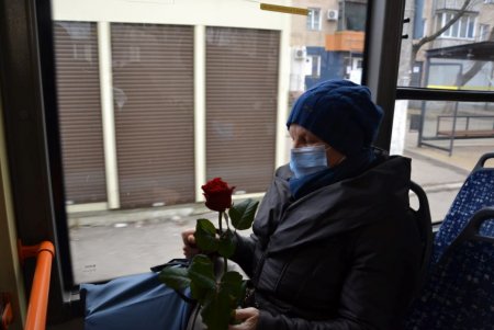 С музыкой и цветами: одесситок поздравили с 8 марта в вагонах троллейбусов №9 и 10 (видео)