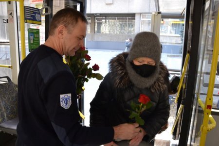С музыкой и цветами: одесситок поздравили с 8 марта в вагонах троллейбусов №9 и 10 (видео)