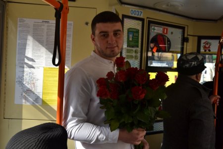 С музыкой и цветами: одесситок поздравили с 8 марта в вагонах троллейбусов №9 и 10 (видео)