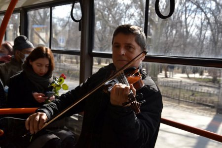 С музыкой и цветами: одесситок поздравили с 8 марта в вагонах троллейбусов №9 и 10 (видео)