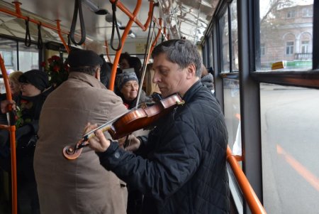 С музыкой и цветами: одесситок поздравили с 8 марта в вагонах троллейбусов №9 и 10 (видео)