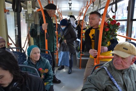 С музыкой и цветами: одесситок поздравили с 8 марта в вагонах троллейбусов №9 и 10 (видео)