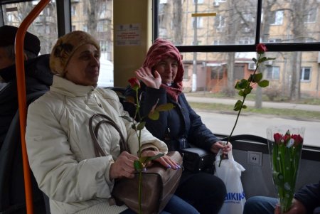 С музыкой и цветами: одесситок поздравили с 8 марта в вагонах троллейбусов №9 и 10 (видео)