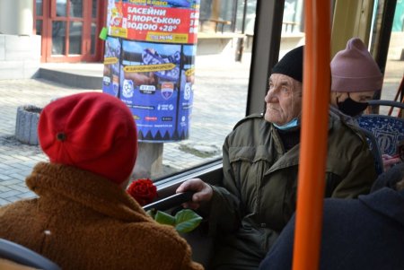 С музыкой и цветами: одесситок поздравили с 8 марта в вагонах троллейбусов №9 и 10 (видео)