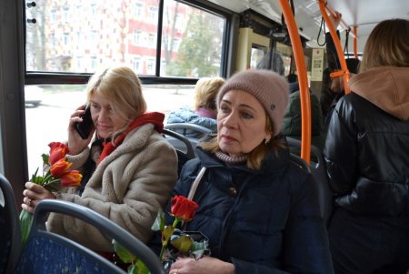 С музыкой и цветами: одесситок поздравили с 8 марта в вагонах троллейбусов №9 и 10 (видео)