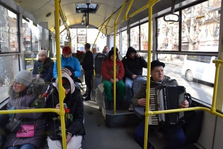 С музыкой и цветами: одесситок поздравили с 8 марта в вагонах троллейбусов №9 и 10 (видео)
