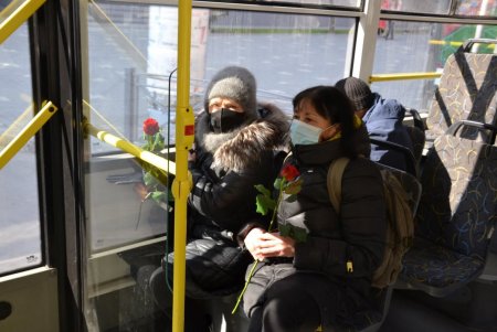 С музыкой и цветами: одесситок поздравили с 8 марта в вагонах троллейбусов №9 и 10 (видео)