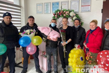Жизнь победит смерть, а мир войну: в семьях трех сотрудников полиции родились малыши (фото) 