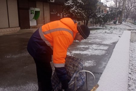 Коммунальщики очищают тротуары, остановки и подходы к парадным для безопасного передвижения граждан