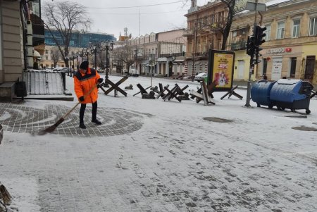 Коммунальщики очищают тротуары, остановки и подходы к парадным для безопасного передвижения граждан
