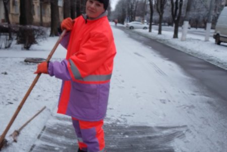 Коммунальщики очищают тротуары, остановки и подходы к парадным для безопасного передвижения граждан