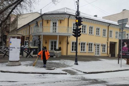 Коммунальщики очищают тротуары, остановки и подходы к парадным для безопасного передвижения граждан