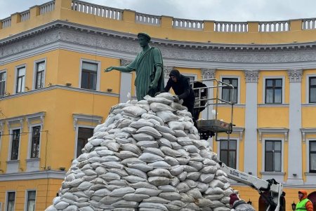 Работники городских служб выстраивают защиту памятника Дюку де Ришелье из мешков с песком (фото)