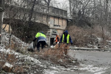 Коммунальщики ликвидировали стихийную свалку в Киевском районе (фото)