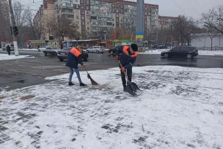 Коммунальщики очищают от снега тротуары, дороги, подходы к подъездам и остановкам (фото)