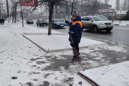 Коммунальщики очищают от снега тротуары, дороги, подходы к подъездам и остановкам (фото)
