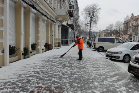 Коммунальщики очищают от снега тротуары, дороги, подходы к подъездам и остановкам (фото)