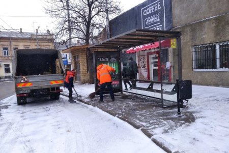 Коммунальщики очищают от снега тротуары, дороги, подходы к подъездам и остановкам (фото)