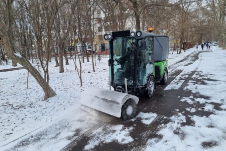 Коммунальщики очищают от снега тротуары, дороги, подходы к подъездам и остановкам (фото)