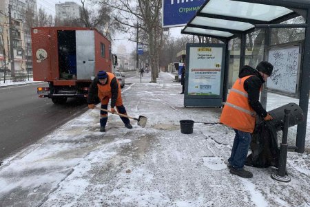 Коммунальщики очищают от снега тротуары, дороги, подходы к подъездам и остановкам (фото)