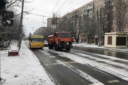 Коммунальщики очищают от снега тротуары, дороги, подходы к подъездам и остановкам (фото)