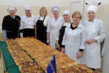 Работницы образовательной сферы Одесской области ежедневно готовят еду для военнослужащих (фото)