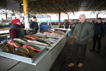 Мэр Одессы побывал на Привозе: продукты на самом большом рынке города в наличии и в ассортименте (фото)