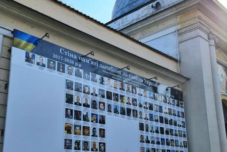 Руководство области и города возложили цветы к Стене памяти и почтили память погибших за Независимость (фото)