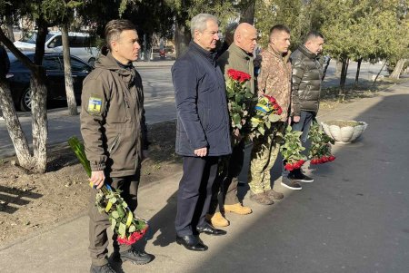 Руководство области и города возложили цветы к Стене памяти и почтили память погибших за Независимость (фото)