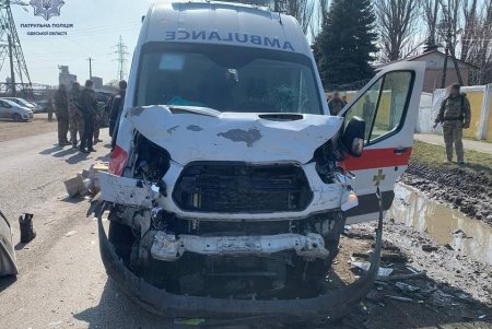 На Хуторской иномарка не уступила дорогу скорой помощи: в результате аварии пострадали три человека (фото)