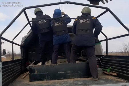 У села Беленькое Белгород-Днестровского района одесские пиротехники уничтожили авиационную бомбу