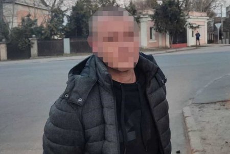 Одесские патрульные задержали троих мужчин с наркотиками (фото)