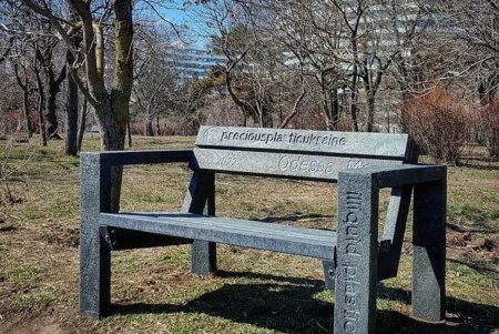 В парке «Юность» установили первую скамейку из пластика (фото) 