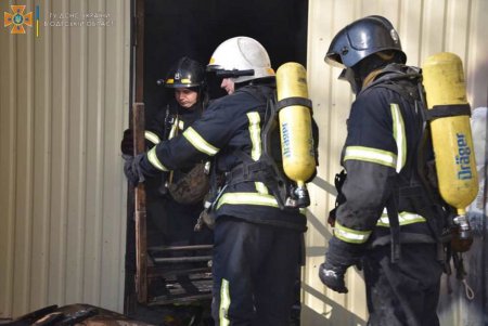 Одесские пожарные ликвидировали возгорание в бизнес-центре в Малиновском районе (фото) 